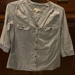 Quarter sleeve button up top